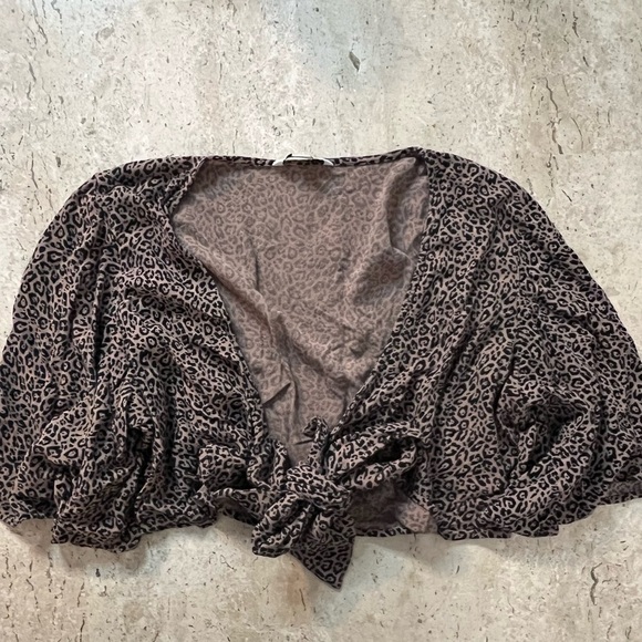 American Eagle Cropped Animal Print Shirt Size Large - Picture 1 of 5